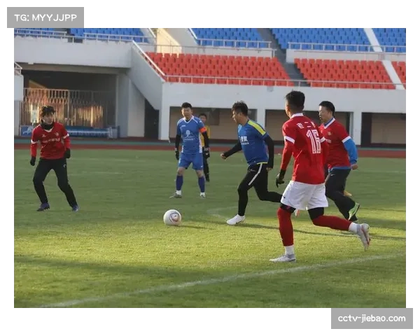足球青训营引入“小场地高强度对抗”课程,旨在提升快速决策能力